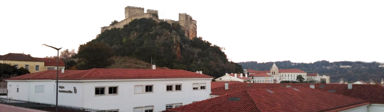 Colégio de Nossa Senhora de Fátima com o castelo de Leiria atrás